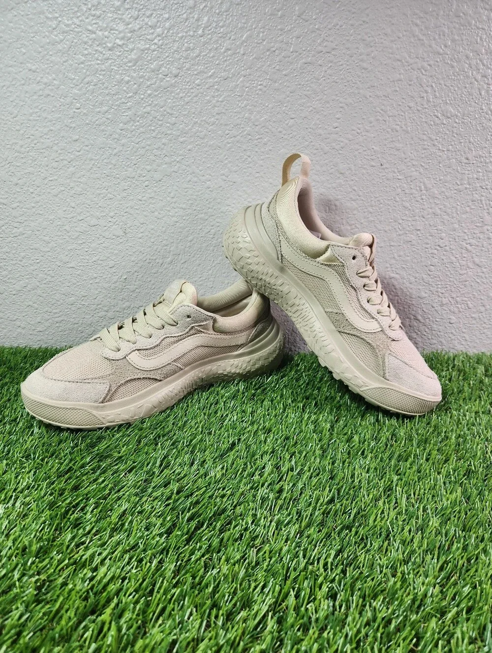 Vans Mte Ultrarange Neo Vr3 Cream Men's Size 7.5 / Women's Size 9 VN000CWECRM